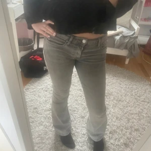 Grå jeans med bootcut - Snygga grå jeans från Gina storlek 34