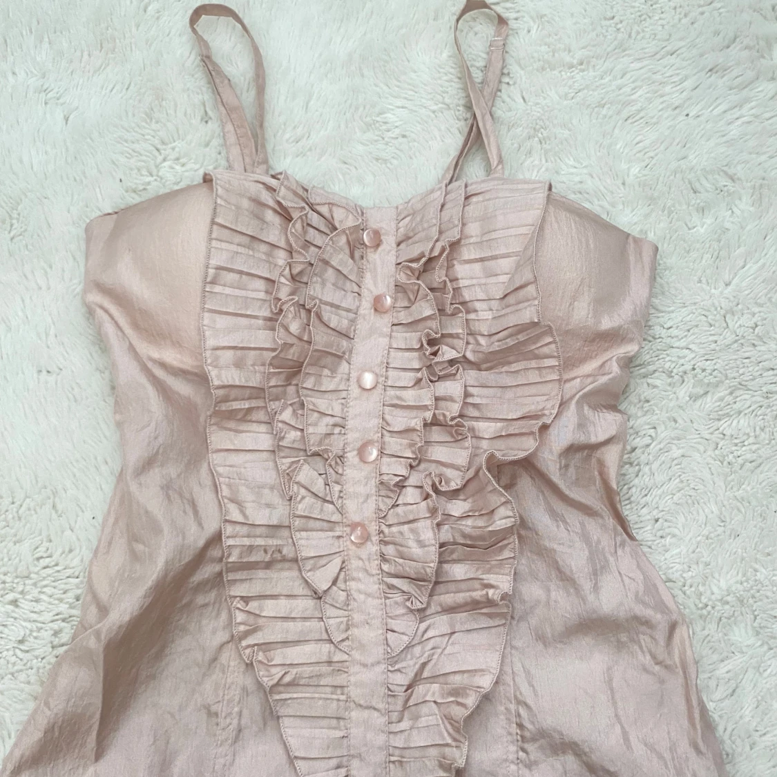 Rosa ärmlös blus med volangdetaljer