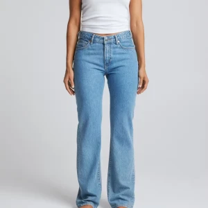 Blå jeansbyxor - Snygga blå jeansbyxor med en klassisk design. De är low och en straight passform som ger en tidlös look. Perfekta för en avslappnad stil. Waist 25cm och length 32 cm Från bikbok. Går att pruta.