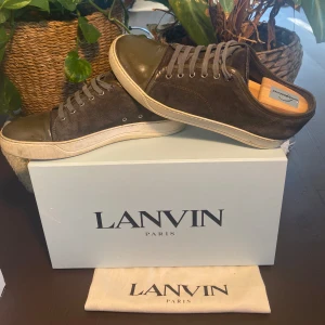 Lanvin Patent Cap Toe Sneakers Bruna - Lanvin Patent Cap Toe Sneakers. Brun mocka med glansig tå. Storlek 43. Inget annat än skorna och dustbags medkommer. Neutral färg som passar med allt. Populära och eftertraktade. Nypris 4600kr. Välanvända med många tecken på användning och skador. Fler bilder går att få i DM! Skriv även vid frågor.