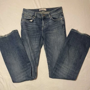 Blå jeans från Zara - Hej, säljer dessa snygga blå jeans från Zara som är helt slutsålda, de är bootcut & lowwaist, kom gärna med frågor, pris kan diskuteras!