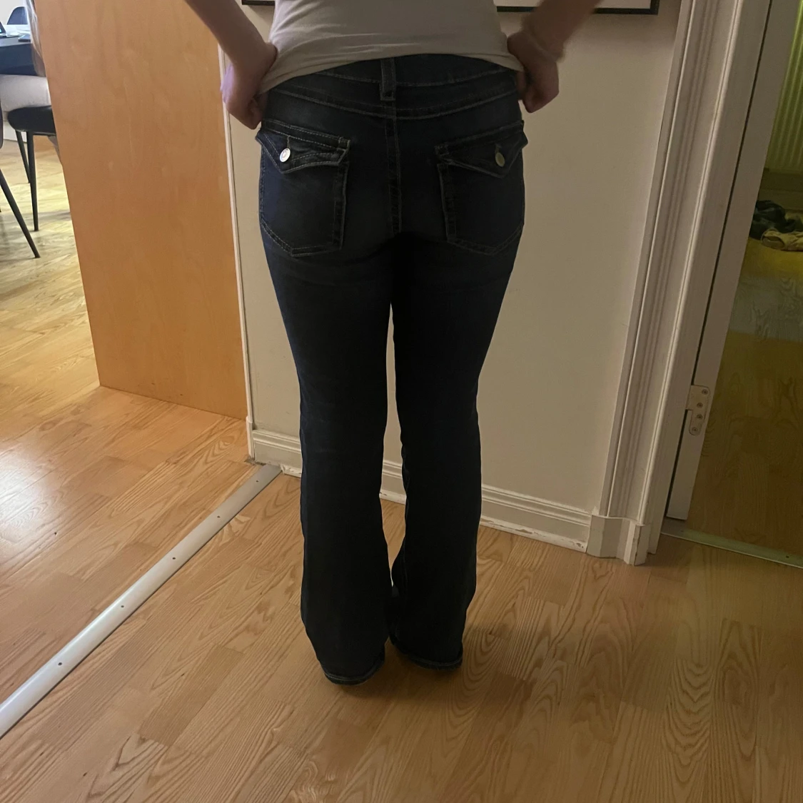 Mörkblå jeans med bootcut - 2