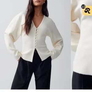 Vit kofta med knappar - Snygg vit kofta med v-ringning och knappar framtill. Perfekt för en stilren look. Passar bra till både jeans och kjol. Super trendig! Säljer för att jag behöver köpa den i större storlek. I nyskick.