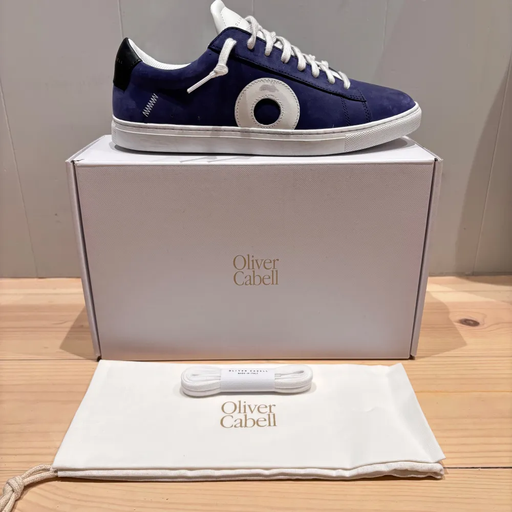 Helt nya Oliver Cabell sneakers Low 1 Yale stl 39. Säljes helt oanvända inklusive låda och dustbag. Köpta från USA för 2500 kr (+moms och tullavgifter). . Kengät.