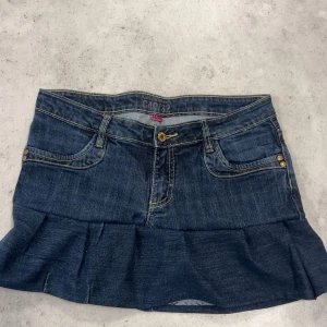 Jeanskjol med volanger - Snygg jeanskjol från Urban Heart, i en klassisk blå denimfärg. Kjolen har en volangdetalj längst ner och praktiska fickor fram och bak. Kjolen är sydd själv. Bläddra för mått och fler bilder!💓💓