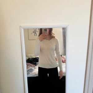 Vit långärmad tröja från Selected Femme - Säljer en stilren vit långärmad tröja från Selected Femme. Perfekt för en enkel och klassisk look. Tröjan är tillverkad i ett mjukt material som känns skönt mot huden. Använd fåtal gånger.