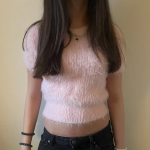 Rosa fluffig tröja - Jätte gullig tröja!! Perfekt till våren!!