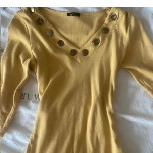 Vintage tröja - Jätte cool tröja med metall knappar och detaljer