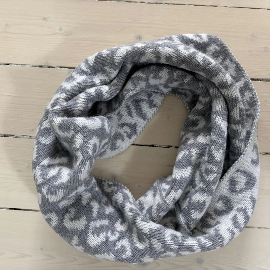 Grå leopardmönstrad buff - 2