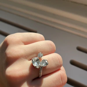 Caroline svedblom ring - (Tryck inte på köp nu) Elegant silverring prydd med tre stora, klara stenar i olika storlekar. Den unika designen ger en lyxig känsla och passar perfekt för speciella tillfällen. Köpte den för en månad sen men använd sparsamt och i bra skick!!❤️