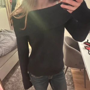 Mörkblå offshoulder tröja - Snygg mörkblå offshoulder tröja med långa ärmar. 🫶xs-m