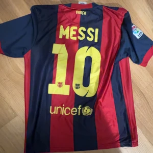 Retro messi barcelona tröja !rep¡ - Säljer en FC Barcelona fotbollströja från Nike med Messi 10 på ryggen. Lite slitet tryck på baksidan ¡Replika! 