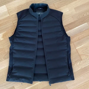 Sail Racing väst  - Svart Sail Racing väst i storlek S. Västen är i mycket fint skick då den är väldigt sparsamt använd. 