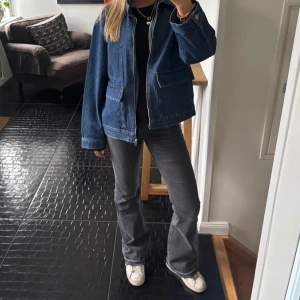 Gråa/Svarta jeans med coola fickor - Säljer en mina gråa/svarta jeans från gina young! Som referens bör jag vanligtvis en 34 i jeans. Har sprättat upp kanten där nere så de blivit längre (bild 4).💕💕Skriv om ni har frågor!