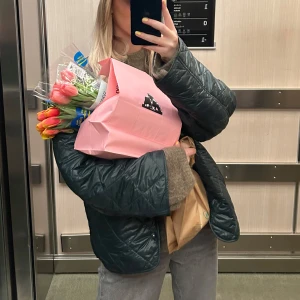 Grön quiltad jacka - Snygg grön quiltad jacka med knappar. Perfekt för lager-på-lager och ger en cool look. Jackan har en avslappnad passform och är lätt att matcha med olika outfits.