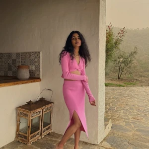 Rosa ribbad kjol med slits - Säljer en snygg rosa ribbad kjol med slits från Nakd, så fin till sommaren💕