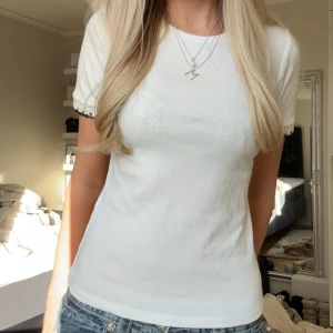 t shirt med broderier - t-shirt med broderier på ärmarna från zara, bara använd ett fåtal gånger och i bra skick 💓