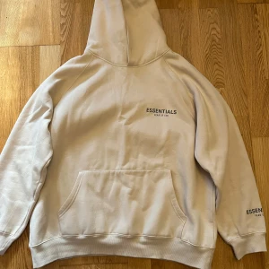 Essentials Hoodie - fåtal använd Essentials Hoodie i färgen Beige.Vid frågor så är de bara att höra av dig.