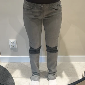 Grå jeans med svarta detaljer - Pat hes