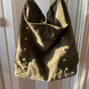 Axelremsväska med nitar - Axelremsväska i bra skick! 