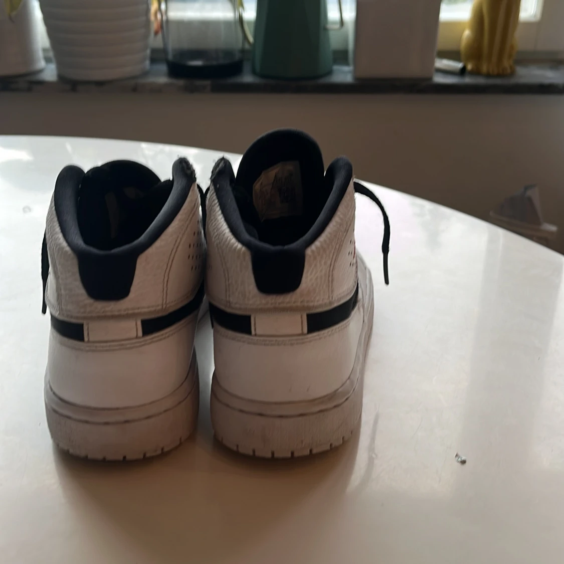 Jordans Jumpman skor med röd logga - 3