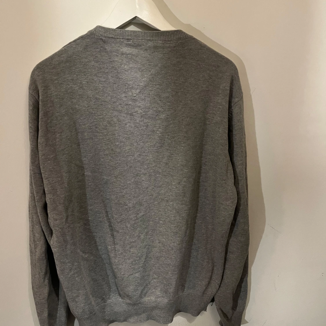 Grå v-ringad tröja från Tommy Hilfiger - 1