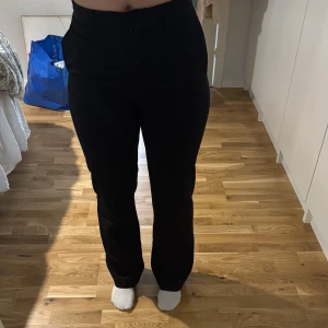 Svarta kostymbyxor  - Snygga svarta byxor med hög midja och rak passform. Perfekta för en stilren look.