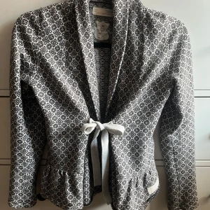 Mönstrad cardigan Odd Molly - Säljer snygg Odd Molly kofta, mycket bra skick och väldigt fin! Den är använd fåtal gånger, skriv för fler bilder!!💕skulle säga att den är xs/s