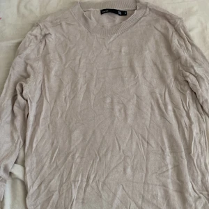 Beige tröja  - Säljer en stilren beige tröja. Den har en klassisk rund halsringning och långa ärmar. Perfekt för en avslappnad look. Passar bra till jeans eller chinos.