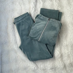 Grönt sett från Gina Young - Mysig grön hoodie och matchande byxor från Gina Tricot. Hoodien har dragkedja och snörning i huvan, medan byxorna har en praktisk bakficka. Överdelen är i storlek 146/152 medan byxorna är i storlek 158/164. Perfekt för en avslappnad stil.