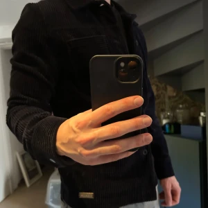 Svart manchesterjacka / overshirt från Scotch&Soda - Säljer en stilren svart manchesterjacka/ overshirt.  Mycket bra kvalitét och perfekt nu till våren! Pm vid funderingar!