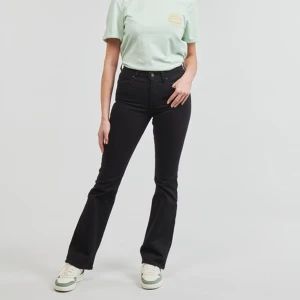 Levis 725 high rise bootcut jeans - Levis jeans i modellen 725 high rise bootcut. Snygga svarta bootcut jeans med hög midja. I stretchiga tyg. Storlek midja w32 (stl 40-42) och benlängd 32. Enbart testade. Inköpspris var 1200.