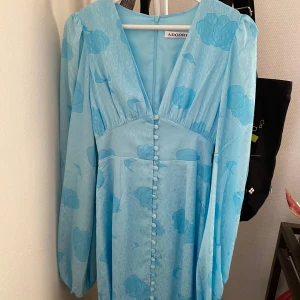 Ljusblå blommig klänning från Adoore - Säljer en så vacker ljusblå klänning från Adoore, köptes i somras men har ej haft användning för den. Prislapparna sitter kvar!🌺