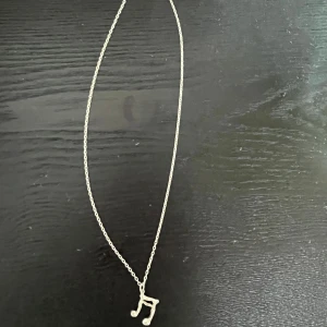 Maria Nilsdotter halsband  - As coolt som inte går att köpa längre🥰 kan även byta mot något annat från Maria Nilsdotter. Den e lite smutsig men inte mycket alls. (Det försvinner om man använder smyckestvätt) möts upp i Stockholm eller köp via köp nu 💕💕💕vet ej längden. Pris kan diskuteras 