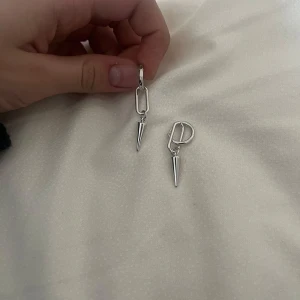 Silverörhängen från Alvaz Essentials - Snygga silverörhängen från Alvaz Essentials med en unik design. Säljer pågrund av att jag råka köpa två par