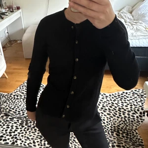 Svart kofta med knappar - Svart kofta från Soft Rebels, nyskick använd Max 5 gånger 🩷🩷 nypris är 700, så skönt material!!