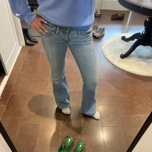 Blå bootcut jeans från Aeropostale - Snygga blå bootcut jeans från Aeropostale. Liten fläck på baksidan som knappt syns. Midja: 41 innerben:79