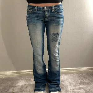 Y2K Vintage lågmidjade jeans - Coola lågmidjade jeans som är uppsprättade längst ner, storlek 28 på lappen💗 Midjemått: 40cm tvärs över Innerbenslängden: 88cm Grenhöjd: 19cm🌸 På lappen står det W28 men skulle säga att dem är XS-S