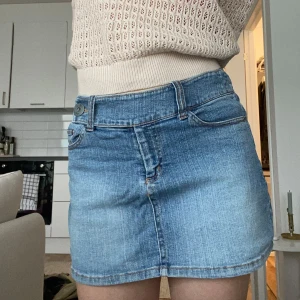 Jeanskjol  - Jeanskjol från Vero Moda med knappdetalj i midjan🌟