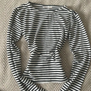 Randig långärmad topp - Säljer en stilren randig topp med långa ärmar. Perfekt för en avslappnad look. Toppen har en klassisk svartvit färgkombination och är tillverkad i ett mjukt material. Från Gina young och säljs inte längre💗