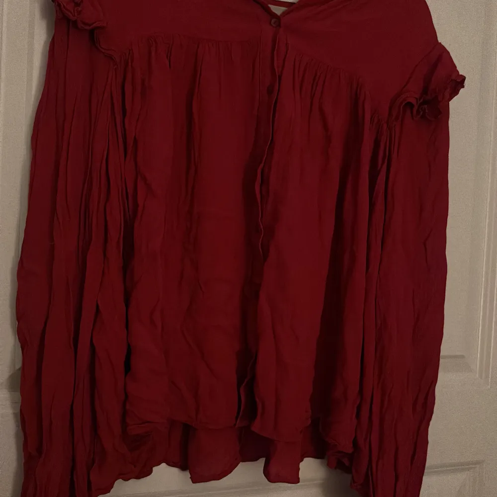 Jätte fin röd blus från mango, i bra skick behöver bara strykas. Perfekt blus för julen, fina ruffel detaljer. Pris kan diskuteras (köp gärna flera plagg, kommer att lägga upp massor med plagg). Puvut & Bleiserit.