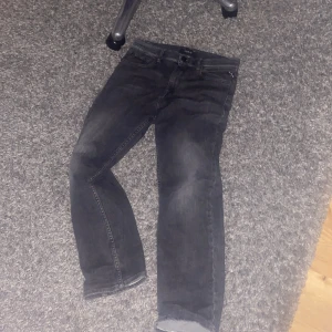 Svarta jeans från Replay - Snygga svarta jeans från Replay med klassisk femficksdesign. De har en rak passform och är perfekta för en stilren look. Jeansen har en diskret tvättad effekt som ger dem en cool touch.