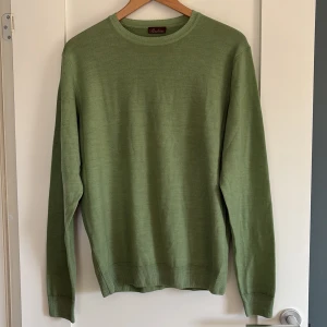 Grön tröja från stenströms, helt ny - Nypris 1599 kr, mitt pris endast 600 kr. Helt ny aldrig använd. Skitsnygg ljusgrön tröja nu till sommaren. Hör av dig vid frågor!