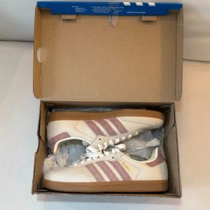 Adidas samba ljusrosa - Säljer ett par helt nya supersnygga Adidas samba i färgen beige/ljusrosa. Slutsålda överallt!!! Storlek 39 1/3, köpta från JD sports. 