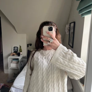 Vit kabelstickad tröja - Vit beige kabel stickad tröja från hm. Finns inte att köpa längre. Xs  men passar även s. Fint skick!