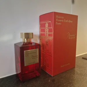 Baccarat Rouge 540 - Baccarat Rouge på "200 ml". Har testat parfymen ett fåtal gånger men annars är den i nytt skick.