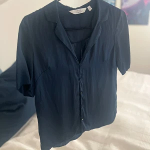 Marinblå blus från & Other Stories - Supersnygg marinblå blus från & Other Stories.  Storlek XS! 🫶🏼