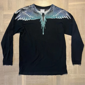Svart långärmad tröja från Marcelo Burlon - Tja, säljer en fet Marcelo Burton tröja med ett cleant print. Är öppen för frågor och förslag 
