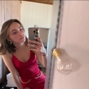 ❤️röd klänning siden/satin med snörning Shein❤️ - En röd klänning från Shein, med snörning baktill. Aldrig använd endast provad. Stl S, pris kan diskuteras❤️