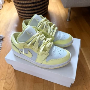 Nike Air Jordan 1 low - Ett par Nike Air Jordan 1 low i väldigt bra skick! Använt ett fåtal gånger och säljer dessa eftersom att jag aldrig anväder de. Pris kan diskuteras. Storlek 40,5. 